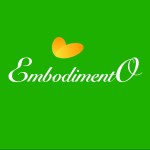 Embodimento Logo.
Weisse geschwungene Schrift auf grünem Hintergrund mit einem darüber schwebenden gelb grünem Herz